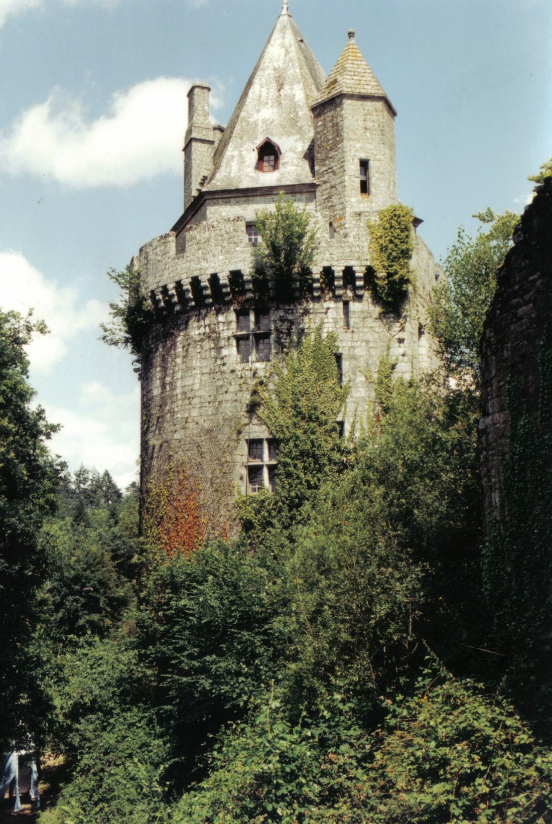 Un donjon de quarante-cinq mètres